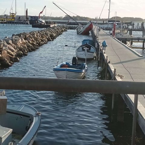 Hafen Maasholm nach Sturmflut Oktober 2023, senkrechte Boote ragen aus Wasser