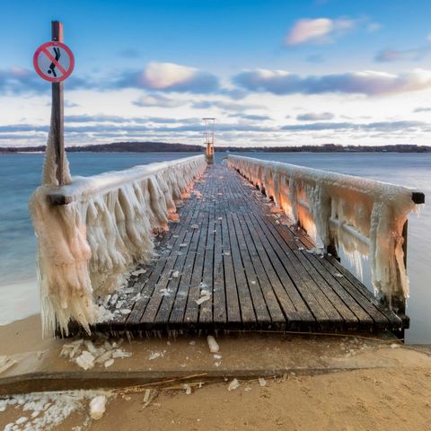 Vereiste Brücke an den Königswiesen in Schleswig