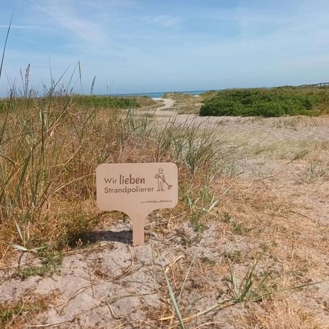 Schild der Kampagne Du.Hier.Wir am Strand