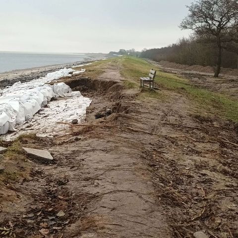 Strand Maasholm nach Sturmflut Oktober 2023 mit Abbruchkante und aufgefüllten Sandsäcken